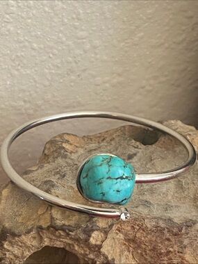 Vintage Artisan Natural Turquoise Nugget Stone High Polished Silver Bracelet